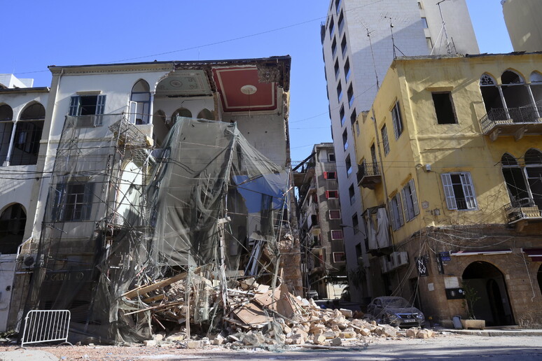 Un palazzo distrutto a Beirut © ANSA/EPA